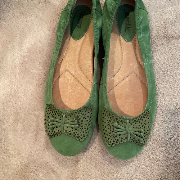 Earth Green Suede Flats with Cutout Bow – Size 8.5 – Like New - Picture 3 of 7